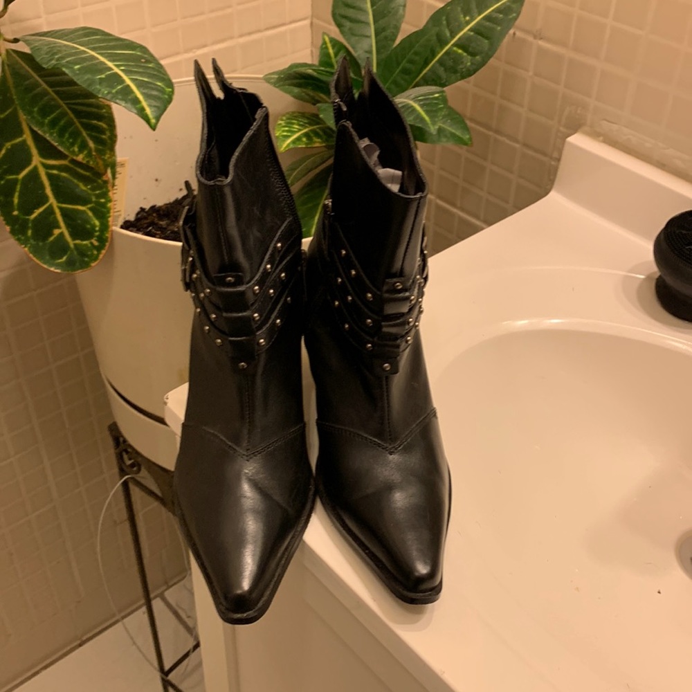 Harley Davidson women black boots. Vintage they don’t make this style anymore.